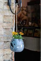 hanger potten met bloemen en Groenen foto