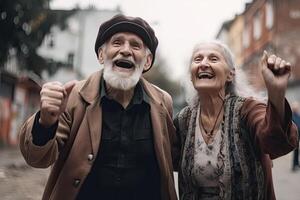 ouderen paar hebben pret Bij stad straat. gelukkig oud leeftijd. gemaakt met generatief ai foto