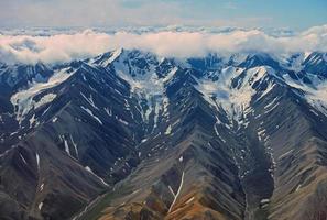 antenne visie van alpine gletsjers besnoeiing in afgelegen bergen foto