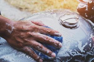 mensen wassen schoonmaak motorfiets Bij huis foto