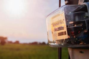 wattuur meter amp van elektriciteit van gebruik Bij huis zonsondergang achtergrond foto