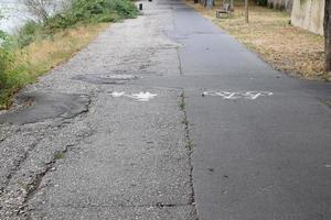 gebarsten fiets weg en voetganger manier foto