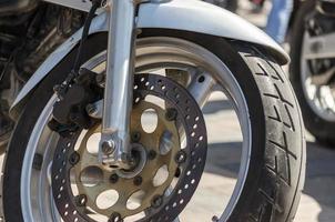 close-up van een voorwiel van een motorfiets foto