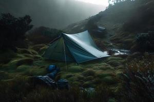 wildernis overleving. bushcraft tent onder de zeildoek in zwaar regenen, omarmen de kilte van ochtendgloren. een tafereel van uithoudingsvermogen en veerkracht foto