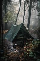 wildernis overleving. bushcraft tent onder de zeildoek in zwaar regenen, omarmen de kilte van ochtendgloren. een tafereel van uithoudingsvermogen en veerkracht foto