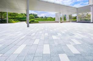 modern gebouw buitenshuis grond achtergrond onder blauw lucht foto