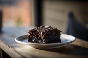 heerlijk eigengemaakt chocola brownie in wit keramisch bord Aan rustiek houten tafel. ai gegenereerd. selectief focus foto