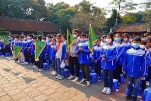 Hanoi, Vietnam, 2023 - Vietnamees studenten Bij de tempel van literatuur in Hanoi, Vietnam foto