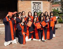Hanoi, Vietnam, 2023 - Vietnamees hoog school- afgestudeerden Bij de tempel van literatuur in Hanoi foto