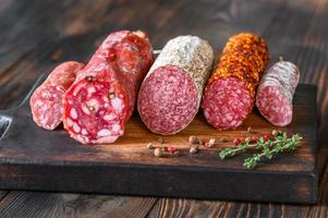 assortiment salami op de houten plank foto