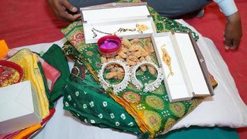 Indisch bruids reeks sieraden en kleren reeks traditioneel jurk dahej foto