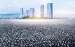 asfalt weg en modern stad horizon met gebouwen.onbemand asfalt bestrating en modern stedelijk horizon. foto