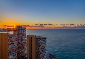 pittoreske zonsopkomst Aan de strand in de Spaans stad van Alicante foto