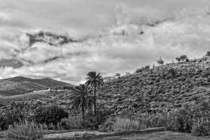 leeg mysterieus bergachtig landschap van de centrum van de kanarie eiland Spaans Fuerteventura met een bewolkt lucht foto