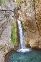 een natuurlijk wild landschap in de Turks bergen met een interessant waterval en de sapadere Ravijn foto