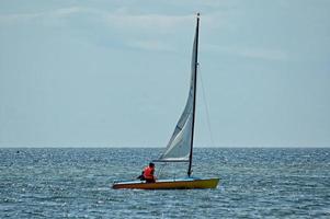 het windsurfen Aan de baai van pucka Aan de Baltisch zee foto