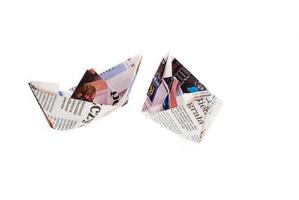 origami schip van krant- Aan wit achtergrond foto