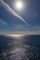 zee landschap Aan een zonnig dag met blauw lucht en water en een het zeilen schip foto