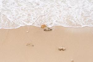 zachte golven op het strand foto