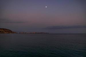 zonsondergang landschap van Alicante Spanje met maan foto