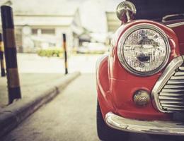 de koplamp van een retro-stijl van een vintage auto foto