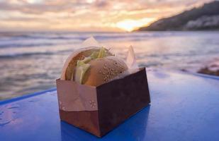 hamburger op het strand foto