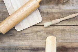 houten bakkerijhulpmiddelen op een houten lijst foto