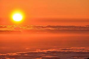 kleurrijk lucht Bij zonsondergang foto