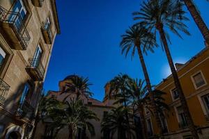 herenhuizen met palm bomen in de stad van Alicante Spanje tegen de lucht foto