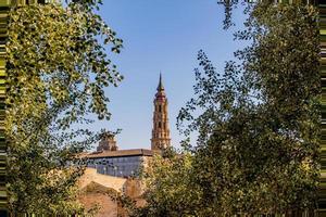 september herfst visie van de kathedraal en de rivier- in zaragoza in Spanje Aan een warm zonnig dag foto