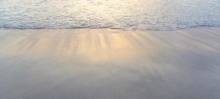 zeegolven op het strand foto