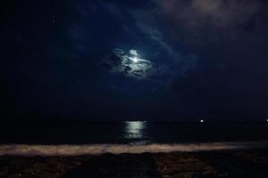 nacht visie van de Turks stad van Alanya met lichten Aan de heuvel foto