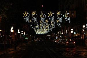 Kerstmis verlichtingen in Alicante Spanje in de straten Bij nacht foto