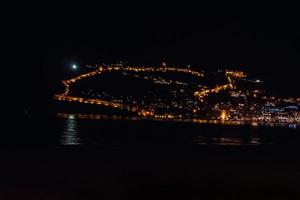 nacht visie van de Turks stad van Alanya met lichten Aan de heuvel foto