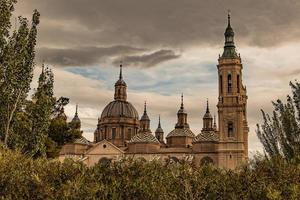 landschap van de Spaans stad van saragossa met basiliek en bomen foto