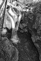 een natuurlijk wild landschap in de Turks bergen met een interessant waterval en de sapadere Ravijn foto