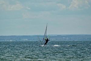 het windsurfen Aan de baai van pucka Aan de Baltisch zee foto