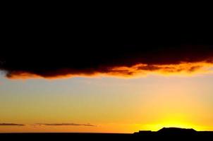 kleurrijk lucht Bij zonsondergang foto