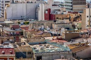 visie Aan een zonnig dag van de stad en kleurrijk gebouwen van de gezichtspunt Alicante Spanje foto