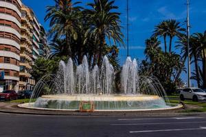 fontein in de stad centrum van Alicante Aan een warm zomer vakantie dag foto