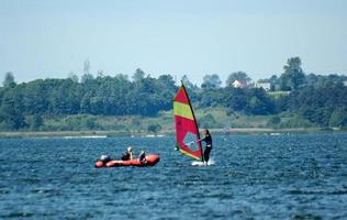 het windsurfen Aan de baai van pucka Aan de Baltisch zee foto