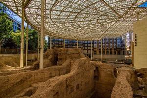 mooi ruïnes van de oude Romeins amfitheater in zaragoza Spanje museo del teatro de caesaraugusta foto