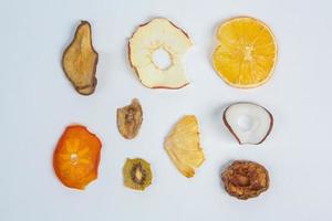 droog fruit geïsoleerd Aan wit achtergrond. gezond aan het eten concept. top visie. gezond vegetarisch voedsel concept. droog fruit chips. foto