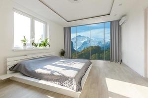 panoramisch visie van mooi hoor knus slaapkamer met zomer buitenshuis. foto