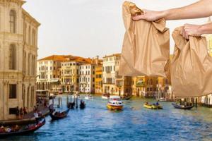 voedsel levering in papier Tassen tegen de achtergrond van Italië foto