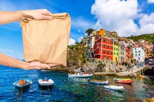 voedsel levering in papier Tassen tegen de achtergrond van Italië foto