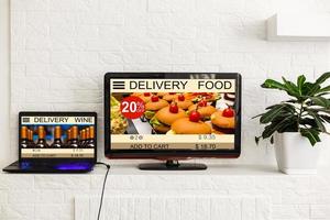 bestellen voedsel levering online door laptop, voedsel levering snel foto