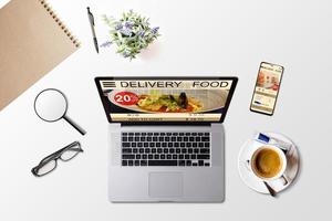 bestellen nemen weg voedsel door internet met een laptop, voedsel levering foto