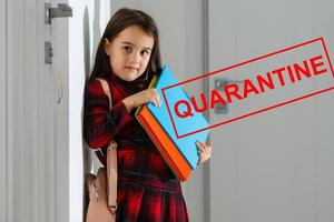 quarantaine en Gesloten school- gedurende coronavirus uitbraak. weinig meisje Aan afstand aan het leren online. thuisonderwijs foto