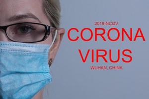 vrouw vervelend beschermend masker. nieuw coronavirus 2019-ncov van China foto